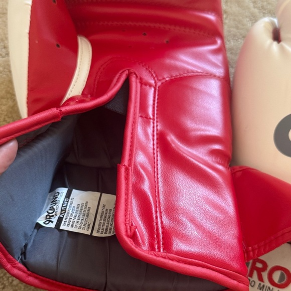 9Round Red and White Boxing Gloves - Picture 3 of 4